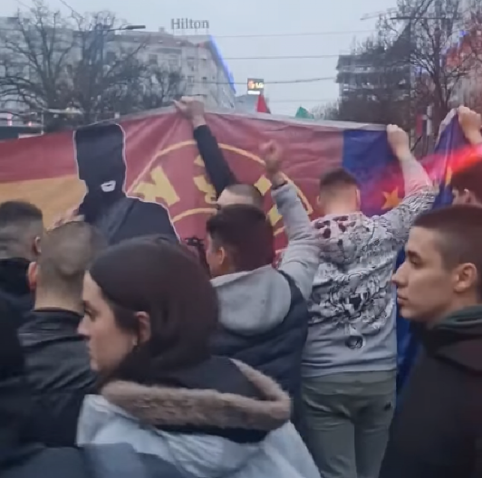 SKANDAL U SRED BEOGRADA! Na jučerašnjem protestu opozicije i "studenata" razvijena i zastava UČK!