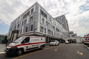 U URGENTNI PRIMLJEN MUŠKARAC (41) SA 5 UBODA NOŽEM Sumnja se da se OVO desilo u njegovom stanu