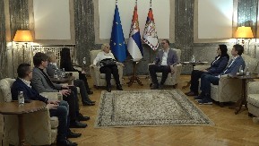 DOLAZAK NA POSAO BIO JE TRAUMATIČAN I DEGRADIRAJUĆ, GAĐAJU JAJIMA, NARANDŽAMA Vučić razgovarao sa predstavnicima Gradske uprave opštine Obrenovac