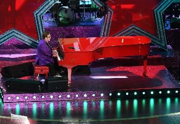 POZNATI PEVAČ OSLEPEO Infekcija mu uništila oči, stanje se pogoršalo!