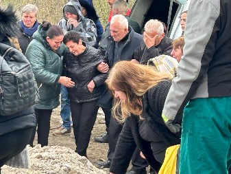 "DRŽAO SAM TELA DVOJE DECE MOJIH NAJBOLJIH PRIJATELJA" Stefanove žive rane na duši: Spasavao celu noć s vozačem Hitne kom je prepuklo srce zbog tragedije