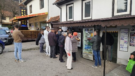 SALKO IZ PRIJEPOLJA PRAVI LEGENDARNE PITALJKE! Tokom ramazanskog posta iz pećnice izađe preko 40.000 komada - sve po staroj recepturi deda Maha!