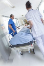 KRVNIČKI GA UBADALI NOŽEM! Mladić (16) koji je izboden u pekari ODSTRANJENA SLEZINA - gubi previše krvi! Pekar ispričao detalje