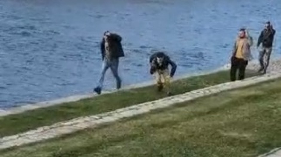 MONSTRUOZNO! SNIMCI NASILJA IZ NIŠA: Blokaderi gađaju ljude nasumično - SVE im se svelo na nasilje! (VIDEO)