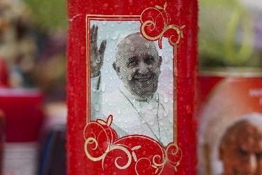 ŠOK IZ VATIKANA! Papa Franja ponovo uči da govori nakon terapije kiseonikom