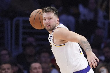 DONČIĆ DOŽIVEO NERVNI SLOM Luka besneo na terenu, odgurnuo rivala, pa nasrnuo i na sudiju (VIDEO)