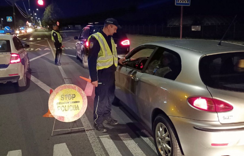 PIJANA ŽENA SE ZAKUCALA U TRI PARKIRANA VOZILA I POVREDILA DVE DEVOJČICE! Posle udesa u Kikindi htela da pobegne!