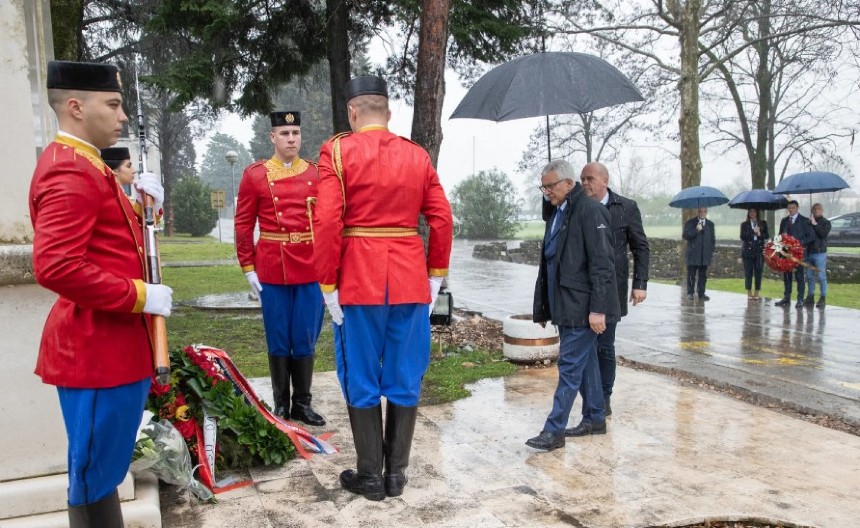 JUNACIMA NAŠE ZEMLJE: Mandić i Zogović položili vence u kasarnama Danilovgrad i Masline