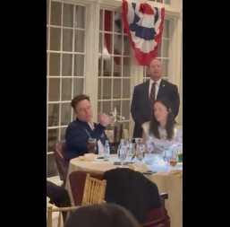 "DOKAZ DA JE ILON VANZEMALJAC" Snimak Maska na večeri kod Trampa postao viralan, pogledajte šta radi (VIDEO)