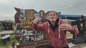 DATUM SMRTI 2057. GODINA Ljudi gledaju u spomenik i krste se sa obe ruke, Zoran zakupio 10 parcela na groblju