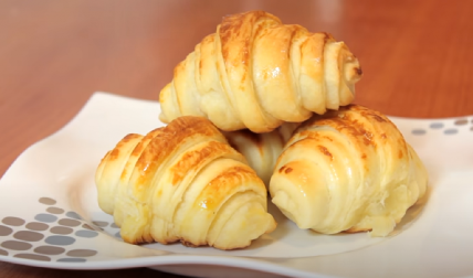 PECIVO KAO IZ PEKARE Recept za kiflice sa orasima i jabukama