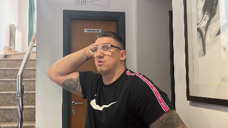 "SKINI SE GOLA, MOGU LI DA TE POLJUBIM U USTA?" Kristijan Golubović se osamio sa cimerkom, pa pokušao ovo, na korak da prevari suprugu