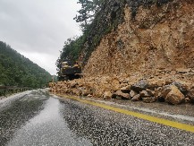 DEO BRDA SE SRUŠILO KOD MAKARSKE Obustavljen saobraćaj (FOTO)