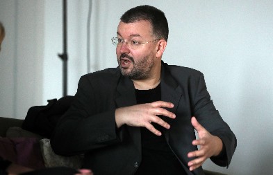 POVLAŠĆENE GRUPE, SA KUČIĆIMA URLAJU PO ULICAMA Profesor Antić za Alo objasnio suštinu zborova: To im je terapija