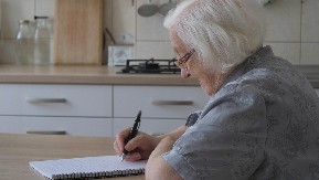 POTRESNA ISPOVEST PENZIONERKE „Sin razbija po kući i viče na mene kad mu ne dam novac, šta da radim, očajna sam!“