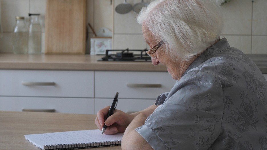 POTRESNA ISPOVEST PENZIONERKE „Sin razbija po kući i viče na mene kad mu ne dam novac, šta da radim, očajna sam!“