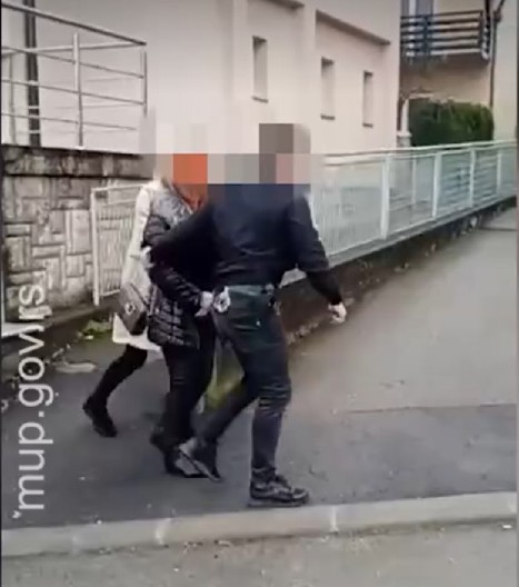 OVAKO JE UHAPŠENA DIREKTORKA U KRALJEVU Sumnja se da je napravila štetu u ukupnom iznosu od oko 387.928.000 dinara (VIDEO)