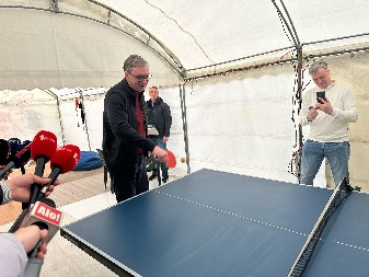 PREDSEDNIK VUČIĆ ZAIGRAO STONI TENIS SA STUDENTIMA KOJI HOĆE DA UČE! ''Ovako sam igrao i sa Sinišom Malim'' (VIDEO)