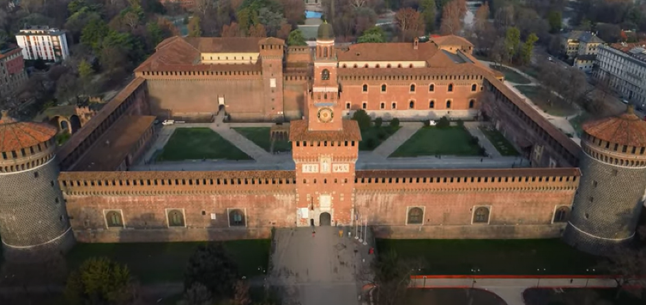 BUKTI POŽAR U MILANSKOM ZAMKU! Posetioci HITNO evakuisani