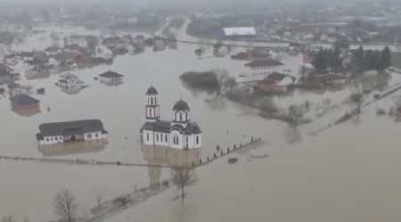 POTOPLJENA CRKVA U PRIJEDORU Poplava napravila katastrofu, automobili plutaju, samo se krovovi kuća vide iznad vode! (FOTO/VIDEO)