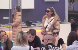 ANELI UOČI BAJRAMA POTEZOM IZNENADILA SVE U ELITI Evo šta je uradila ovom učesniku!