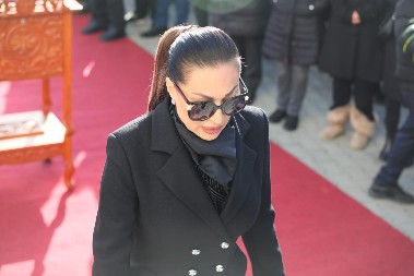 "BAŠ SE NAMUČIO, BOLEST JE POBEDILA" Ceca jedva progovorila o smrtnom slučaju u porodici kume