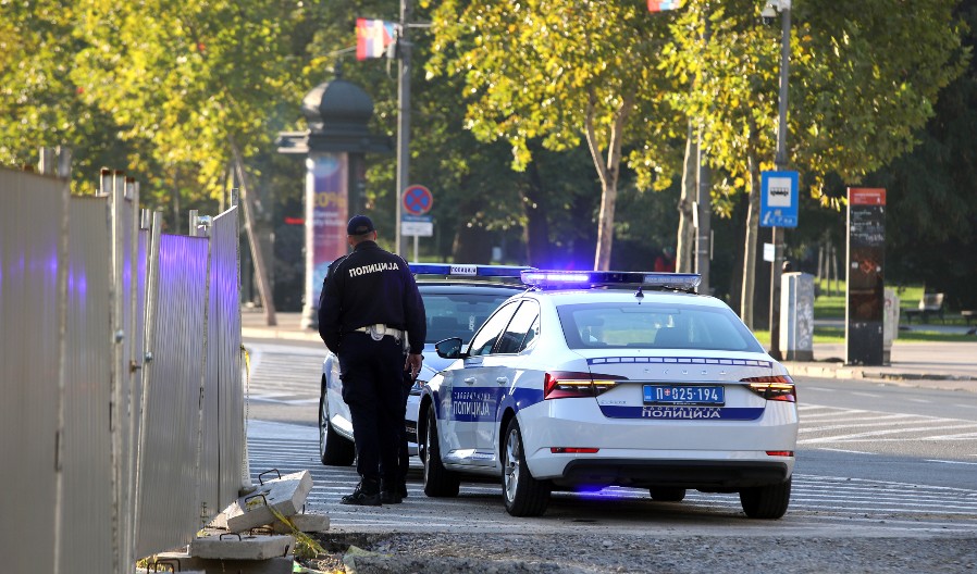 STIGLA DOJAVA O BOMBI U ŠKOLI U ZEMUNU Hitno evakuisana deca, policija na terenu
