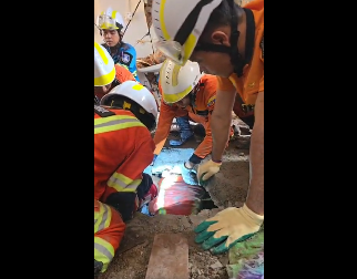 PROVELA ISPOD RUŠEVINA ZGRADE 91 SAT! Vatrogasci kopali put do žene (63), mesto gde je bila danima BUDI JEZU (FOTO/VIDEO)