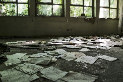 AU, KAKVA SKANDALČINA NA SRED ULICE Čovek pronašao gomilu papira, kad je video šta piše na njima, umalo se onesvestio od šoka!