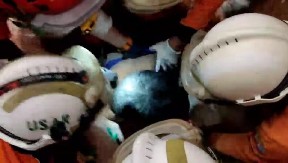 PET DANA PROVEO POD RUŠEVINAMA HOTELA! Ovo je pravo čudo, spasilačke službe Mjanmara objavile akciju spasavanja (VIDEO)