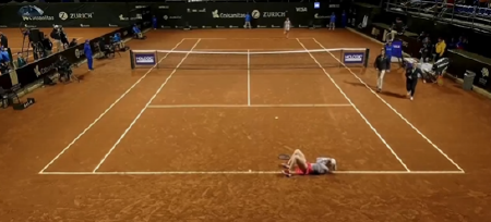 JEZIVA SCENA Teniserka sa osam prstiju se srušila tokom meča (VIDEO)