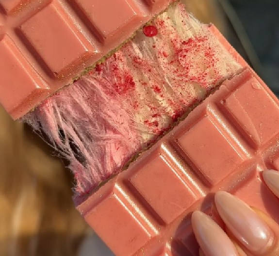 ČOKOLADA SA KOSOM OSVAJA I SRBE Skinula je i Dubai sa trona, a košta kao ceo ručak