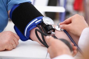 HIPERTENZIVNA KRIZA DOLAZI BEZ UPOZORENJA I MOŽE BITI FATALNA Šta raditi kad pritisak skoči iznad 180/120