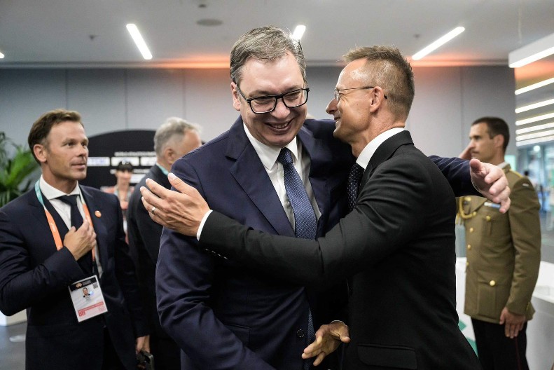 "PREDSEDNIKA VUČIĆA JE IZABRAO SRPSKI NAROD U SRBIJI, ŠTO SE MORA POŠTOVATI" Sijarto Trampa nazvao "patriotom", pomenuo i proteste