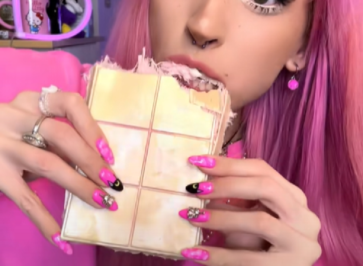 „JOŠ JE SKUPLJA I ODVRATNIJA!“ Novi hit je „Anđeoska kosa“, pobedila i Dubai čokoladu (VIDEO)