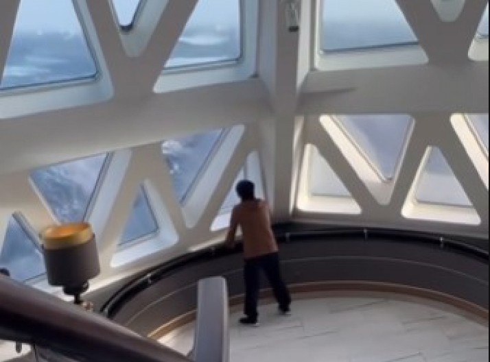 TURISTI DOŽIVELI PAKAO NA MORU Krstarenje na luksuznom brodu se pretvorilo u horor, stravična oluja bacala putnike po palubi! (VIDEO)