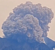 DIM KULJA IZ VULKANA, LJUDI U PANICI! Jeziv snimak iz Japana uteruje strah u kosti (VIDEO)