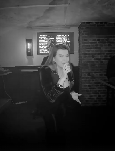 NAPALI SU JE JER PEVA ODMAH NAKON SMRTI ROĐENOG BRATA Viki se sada obratila: "Moram da se borim, muzika leči sve"