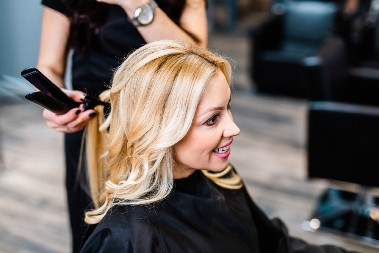 FRIZURA KOJA PODMLAĐUJE Kosi daje volumen, lako se oblikuje i uvek ćete izgledati doterano