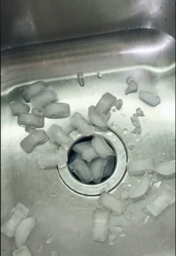 ŽENA JE UBACILA LED U SUDOPERU I ŠOKIRALA SE Kada vidite šta se desilo, i vi ćete to odmah uraditi!