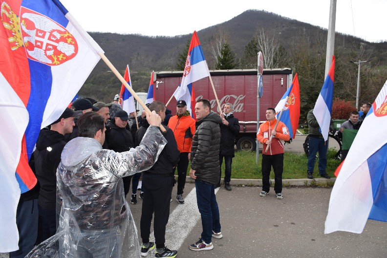 SRBI SA KOSOVA STIGLI U BILJANOVAC! Po najvećoj mećavi idu put Beograda, NIŠTA ih ne može zaustaviti (FOTO)