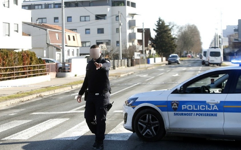 GO MUŠKARAC GRIZAO LJUDE I LUPAO STAKLA NA VOZILIMA! Bizarna scena sablasnula Splićane