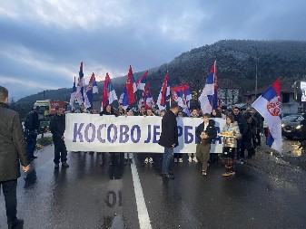 SO I POGAČA PO SRPSKIM OBIČAJIMA Građani Ušća dočekali Srbe sa Kosmeta koji pešače do Beograda (FOTO/VIDEO)