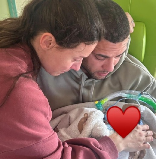 POZNATOM PARU PREMINUO TEK ROĐENI SIN, TUGA NEIZMERNA Oglasio se, pa rasplakao sve: "Majka te je donela na ovaj svet, a otac te je držao dok si odlazio..."