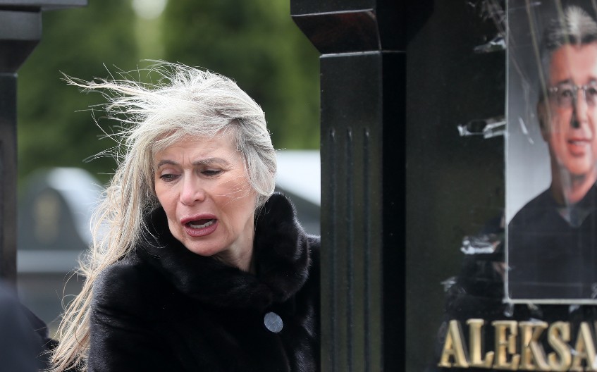 SAŠINOJ UDOVICI OVO URUČENO NA GROBLJU! Ni najmanje se nije nadala, evo kako je reagovala!