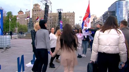 "MI, SRBI, NE DAMO SRBIJU!" Džinovska trobojka ispred Skupštine! Građani opleli kolo! Predsednik Vučić: Borimo se za život naše zemlje i uspećemo! (FOTO/VIDEO)