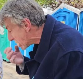 OVO JE SRBIJA KOJU SU NAM ZAVEŠTALI PRECI! Najlepša slika sa ulica Beograda - pristojna Srpkinja nahranila blokadera (VIDEO)