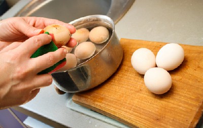 NAJBRŽI NAČIN DA IZBELITE USKRŠNJA JAJA U vodu dodajte samo jedan sastojak i za 10 minuta ljuska će dobiti bisernu boju