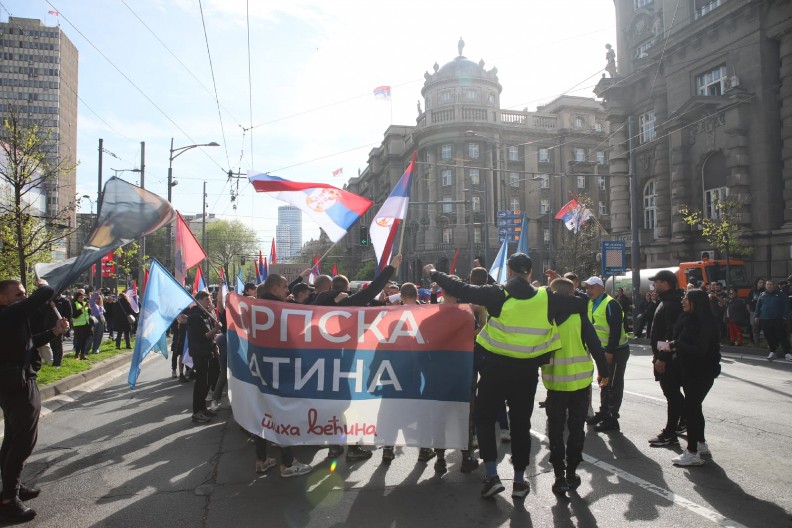 NAROD U SUZAMA DOČEKAO NOVOSAĐANE KOJI SU DOŠLI PEŠKE U BEOGRAD: Ori se "Kosovo je srce Srbije" (VIDEO)
