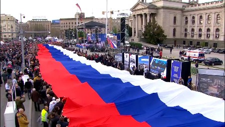 NAJDUŽA ZASTAVA U ISTORIJI SRBIJE TEŠKA JE 400 KILOGRAMA: Toliko je bilo teško izneti je na rukama!